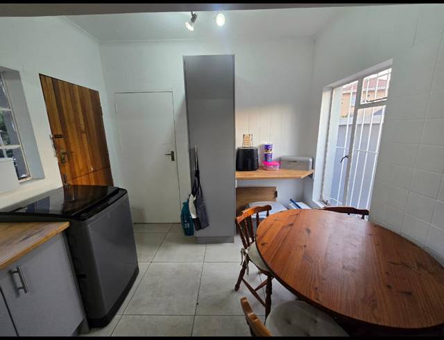 2 BEDROOM TOWNHOUSE TO LET IN THREE RIVERS PROPER